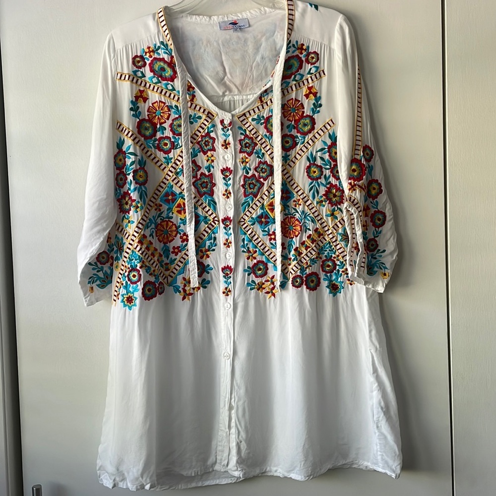 embroidered blouse size M A15 sunny oceans‎